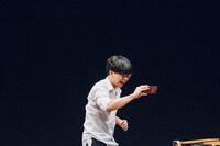 ロロいつ高シリーズ いつだって可笑しいほど誰もが誰か愛し愛されて第三高等学校 ファイナル2本立て公演
vol.9「ほつれる水面で縫われたぐるみ」vol.10「とぶ」より。（撮影：伊原正美）