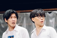 ロロいつ高シリーズ いつだって可笑しいほど誰もが誰か愛し愛されて第三高等学校 ファイナル2本立て公演
vol.9「ほつれる水面で縫われたぐるみ」vol.10「とぶ」より。（撮影：伊原正美）