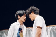 ロロいつ高シリーズ いつだって可笑しいほど誰もが誰か愛し愛されて第三高等学校 ファイナル2本立て公演
vol.9「ほつれる水面で縫われたぐるみ」vol.10「とぶ」より。（撮影：伊原正美）