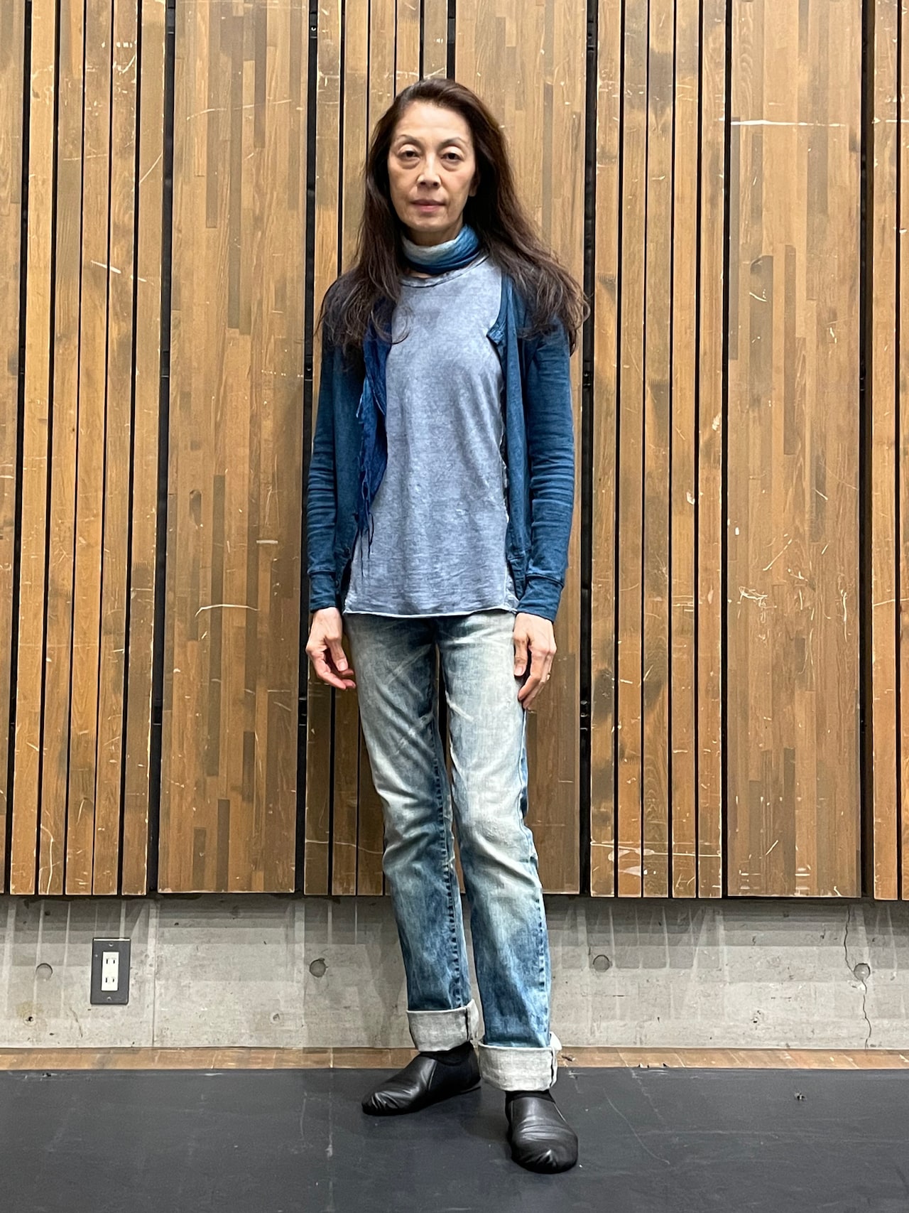 すっきりとしたデニムパンツに、ブルー系でまとめて。ダンスシューズで足腰の負担を軽減。