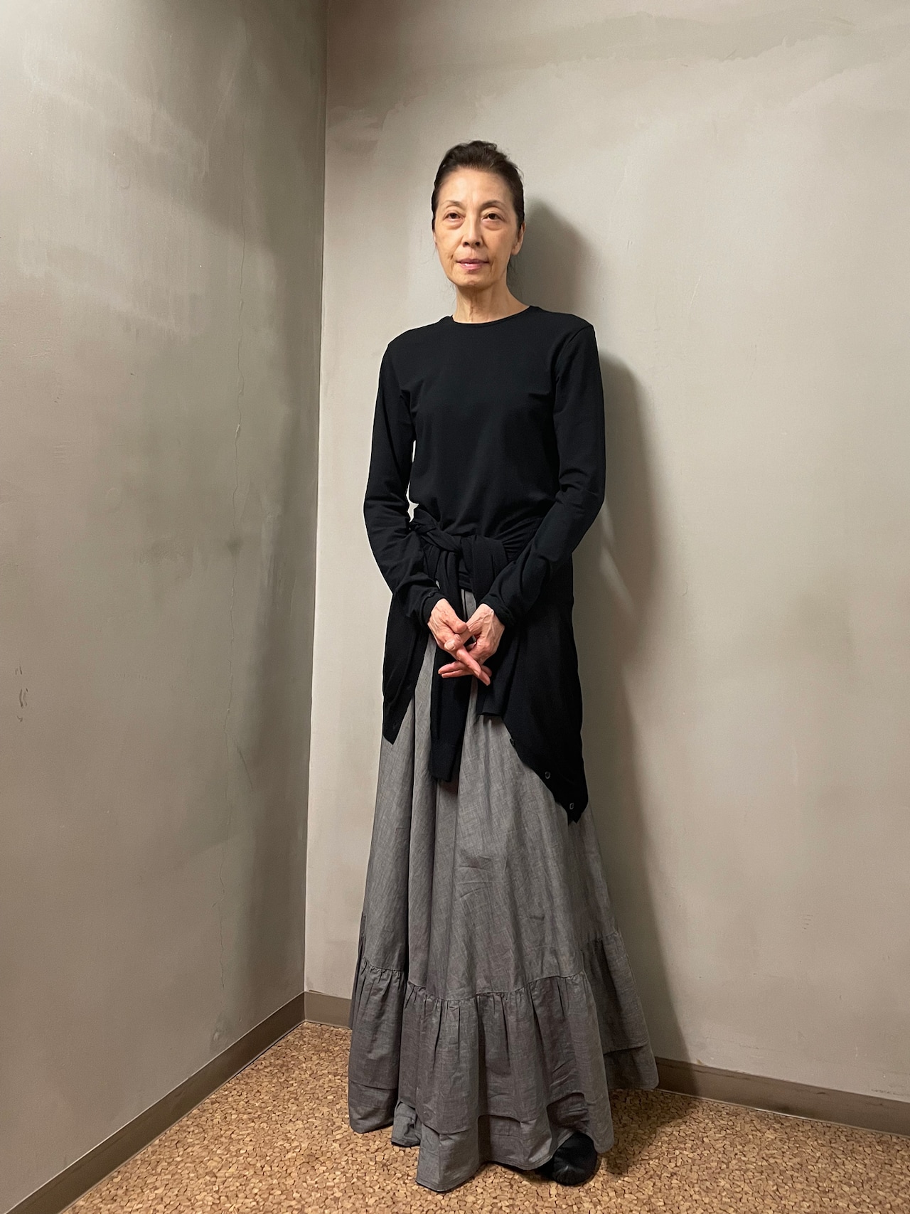 ロングスカートにシンプルな黒Tシャツが、とてもスタイリッシュ。