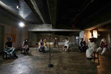 エンニュイ「Performance of the day『無表情な日常・感情的な毎秒』6月公演」より。（撮影：藤澤孝代）