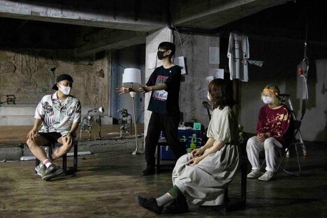 エンニュイ「Performance of the day『無表情な日常・感情的な毎秒』6月公演」より。（撮影：藤澤孝代）