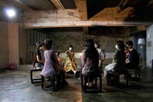 エンニュイ「Performance of the day『無表情な日常・感情的な毎秒』6月公演」より。（撮影：藤澤孝代）