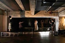 エンニュイ「Performance of the day『無表情な日常・感情的な毎秒』6月公演」より。（撮影：藤澤孝代）