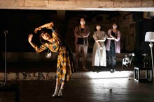 エンニュイ「Performance of the day『無表情な日常・感情的な毎秒』6月公演」より。（撮影：藤澤孝代）