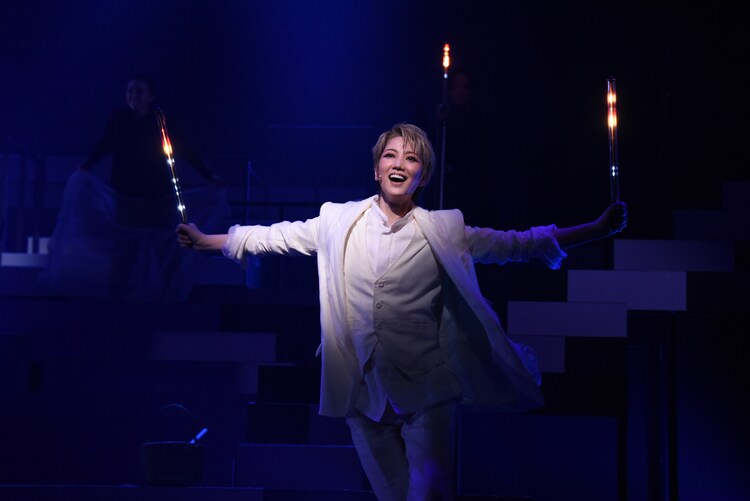 七海ひろき主演「ROSSO」開幕、赤を取り戻す青年役で多才な一面「情熱の赤い心を燃やして」（公演レポート / コメントあり） - Vimarsana News