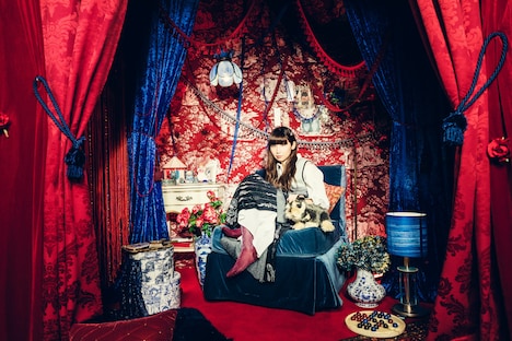 根本宗子×田村芽実「20歳の花」より、根本宗子のビジュアル。