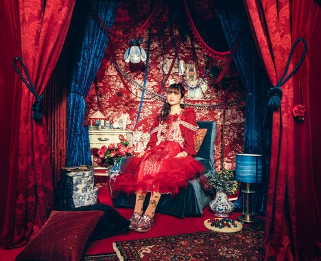 根本宗子×田村芽実「20歳の花」より、田村芽実のビジュアル。