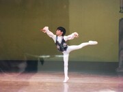 クラシックバレエの舞台に立つ、幼少期の三浦。
