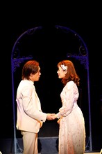 オフ・ブロードウェイミュージカル「The Last 5 Years」より、平間壮一＆花乃まりあペアの公演の様子。