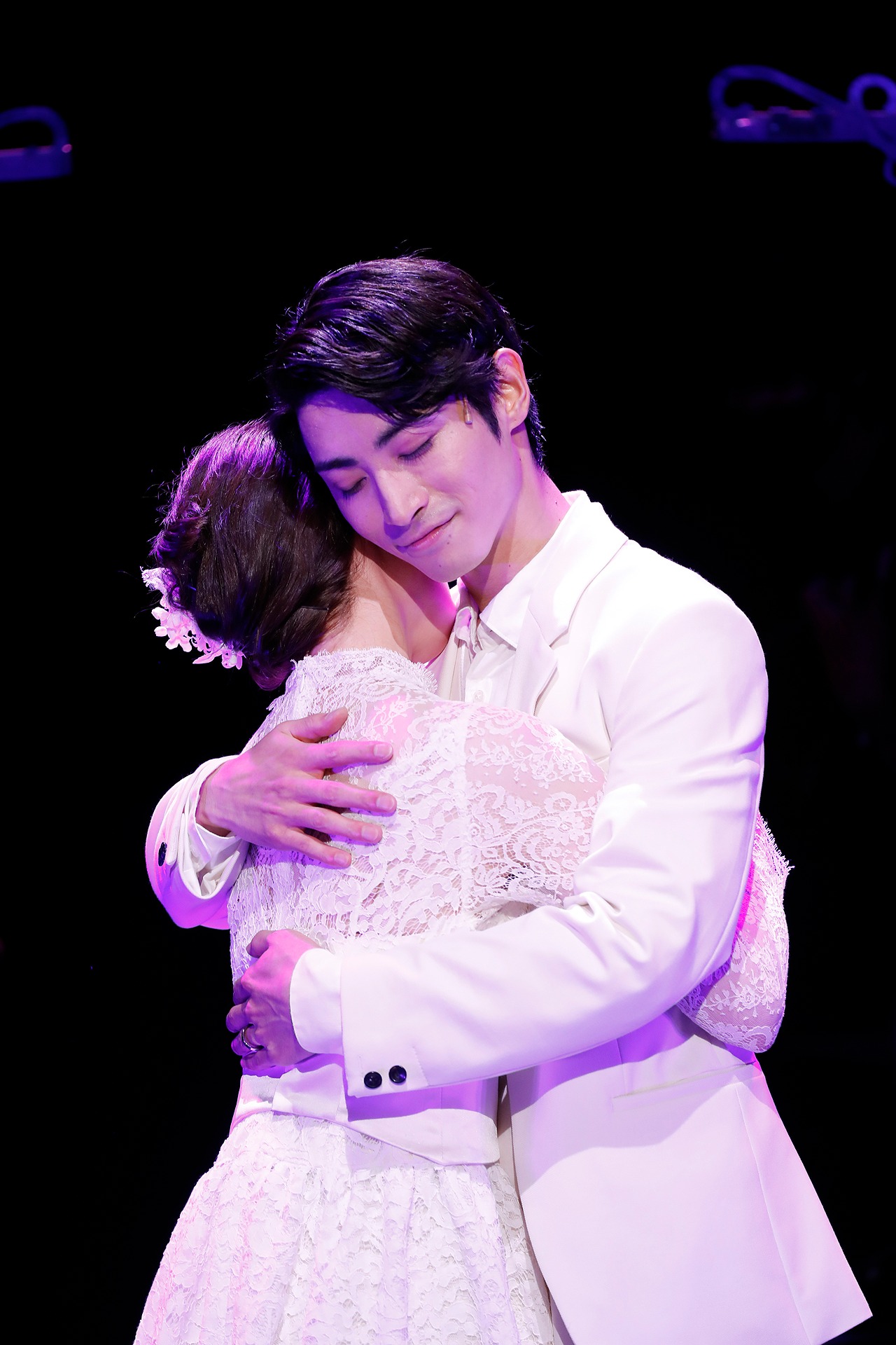オフ・ブロードウェイミュージカル「The Last 5 Years」より、木村達成＆村川絵梨ペアの公演の様子。
