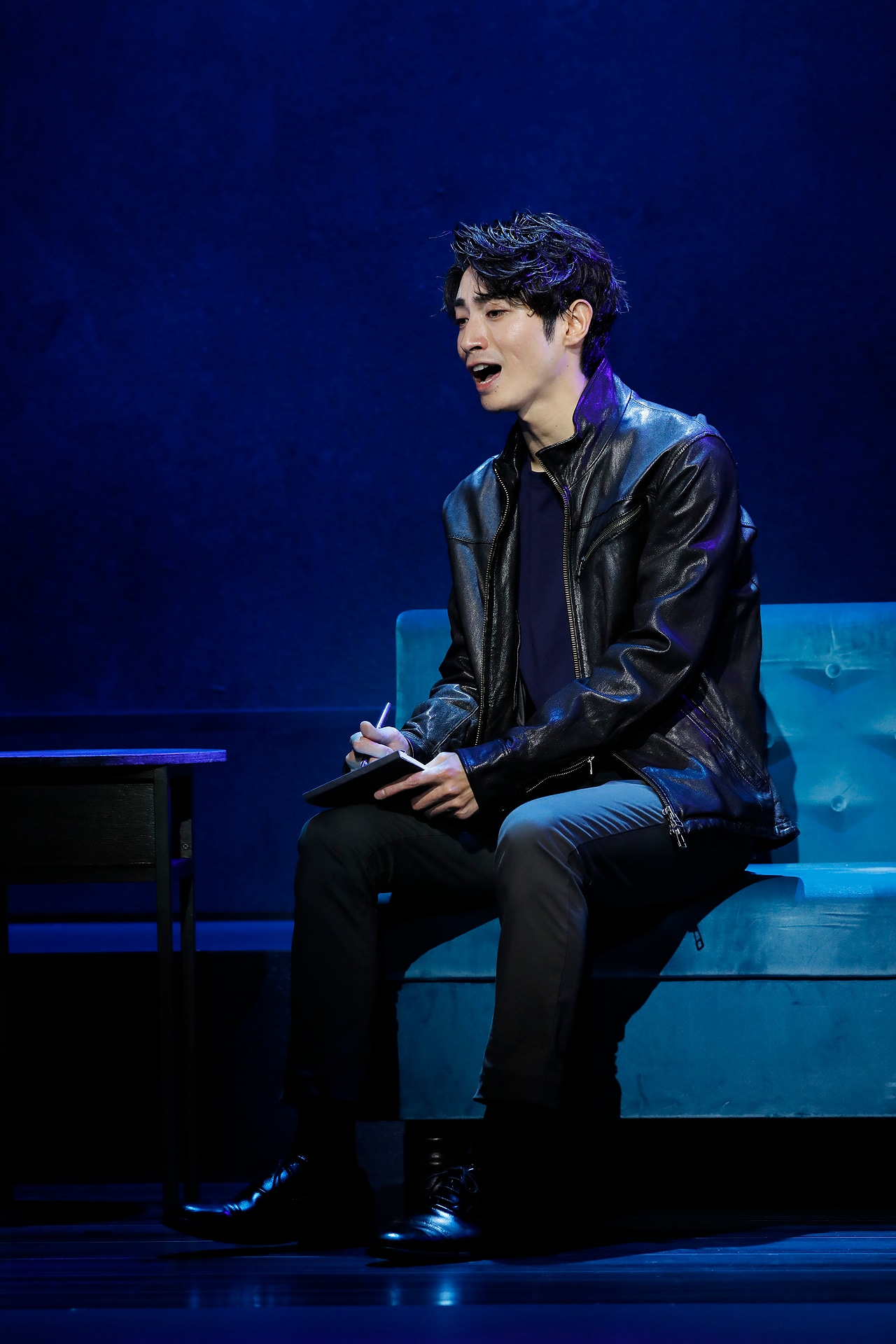 オフ・ブロードウェイミュージカル「The Last 5 Years」より、木村達成＆村川絵梨ペアの公演の様子。