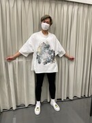 大きめサイズのプリントTシャツと、キュートなKENZOのシューズを身に着けた後上。