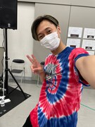 青と赤が目に鮮やか！ タイダイ柄のNIKEトップスでピースする後上。