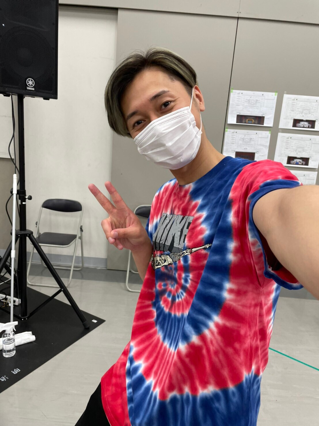 青と赤が目に鮮やか！ タイダイ柄のNIKEトップスでピースする後上。