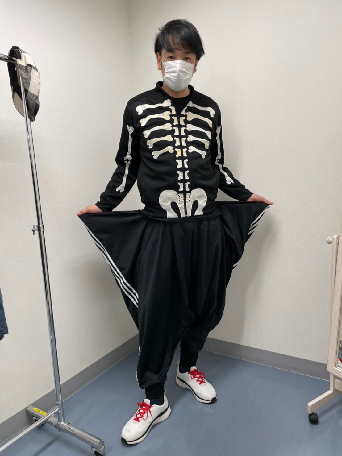 スケルトン柄のトップスが目を引く、小田井のコーディネート。幅の広いパンツで動きやすさも抜群。