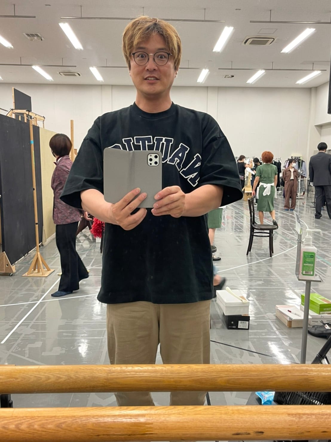 リーダー・酒井は稽古場の鏡でパチリ。ゆったりトップスにベージュのパンツでらくちん。