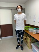 英字プリントのTシャツに、スポーティなボトムスがクールな白川。