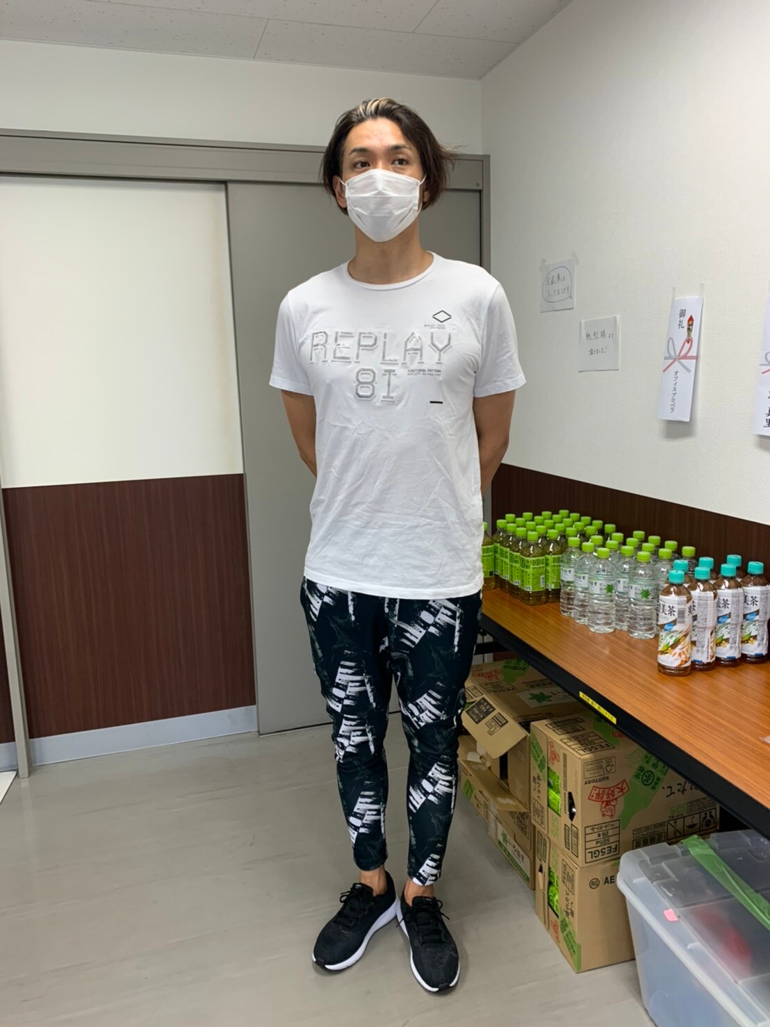 英字プリントのTシャツに、スポーティなボトムスがクールな白川。