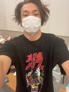 この日に白川が選んだのは、月亭方正とたむらけんじが総合司会とプロデュースを務めたイベント・大阪パフェのTシャツ。ビビッドな色調のイラストが黒地に映える。