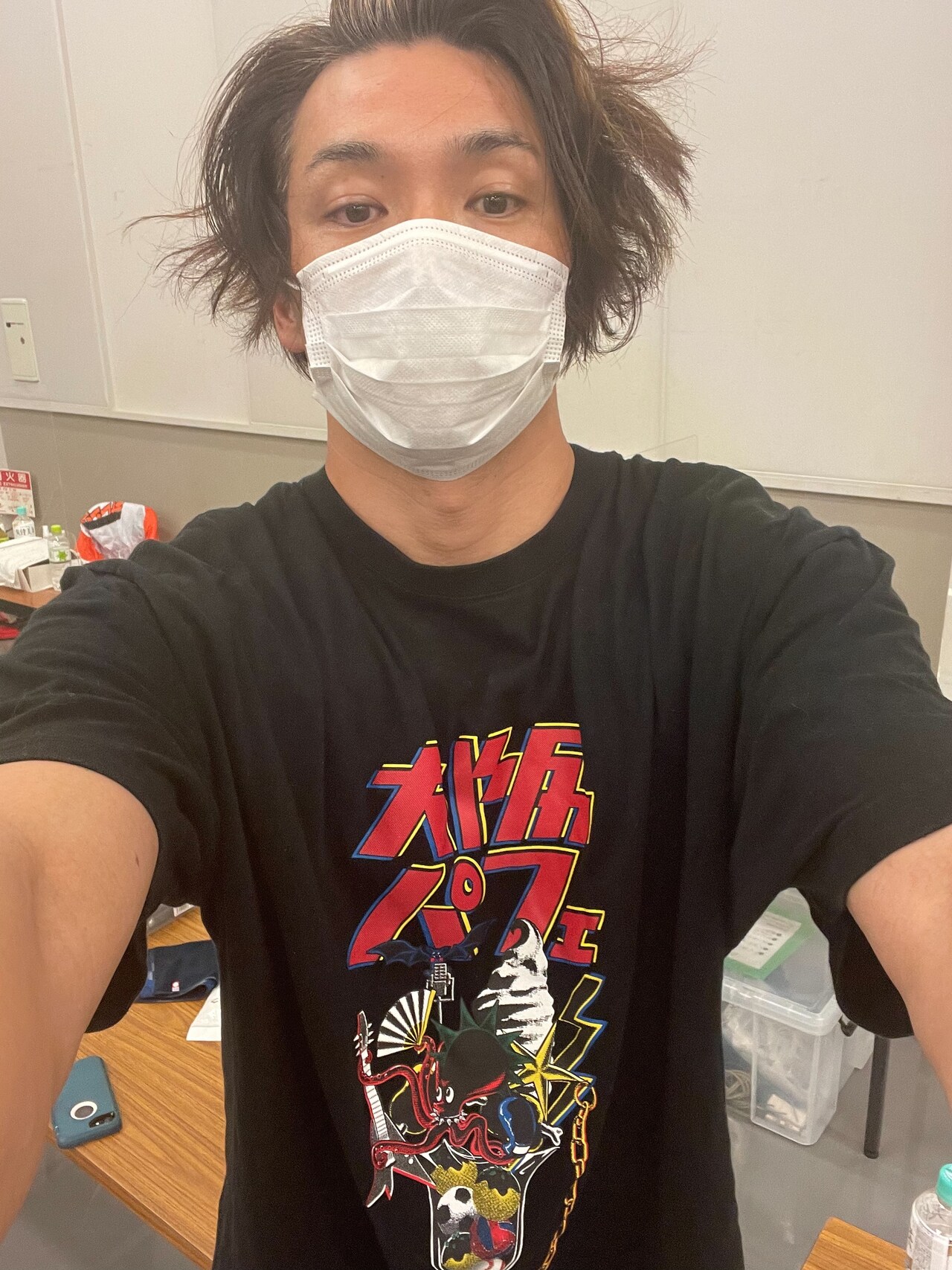 この日に白川が選んだのは、月亭方正とたむらけんじが総合司会とプロデュースを務めたイベント・大阪パフェのTシャツ。ビビッドな色調のイラストが黒地に映える。