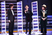 独特のテンションでコメントする松崎祐介（中央）と、それを見守る辰巳雄大（左）、中川翔子（右）。