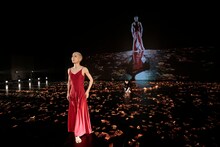 Noism0「夏の名残のバラ」より。（撮影：篠山紀信）