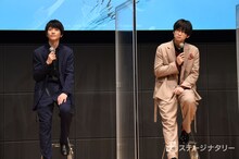 左から鈴木拡樹、荒牧慶彦。