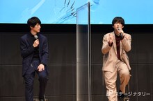 左から鈴木拡樹、荒牧慶彦。