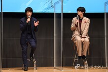 左から鈴木拡樹、荒牧慶彦。