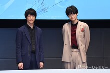 「『バクマン。』THE STAGE」製作発表会より、左から鈴木拡樹、荒牧慶彦。