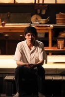 こまつ座「母と暮せば」より。（撮影：宮川舞子）