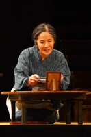 こまつ座「母と暮せば」より。（撮影：宮川舞子）