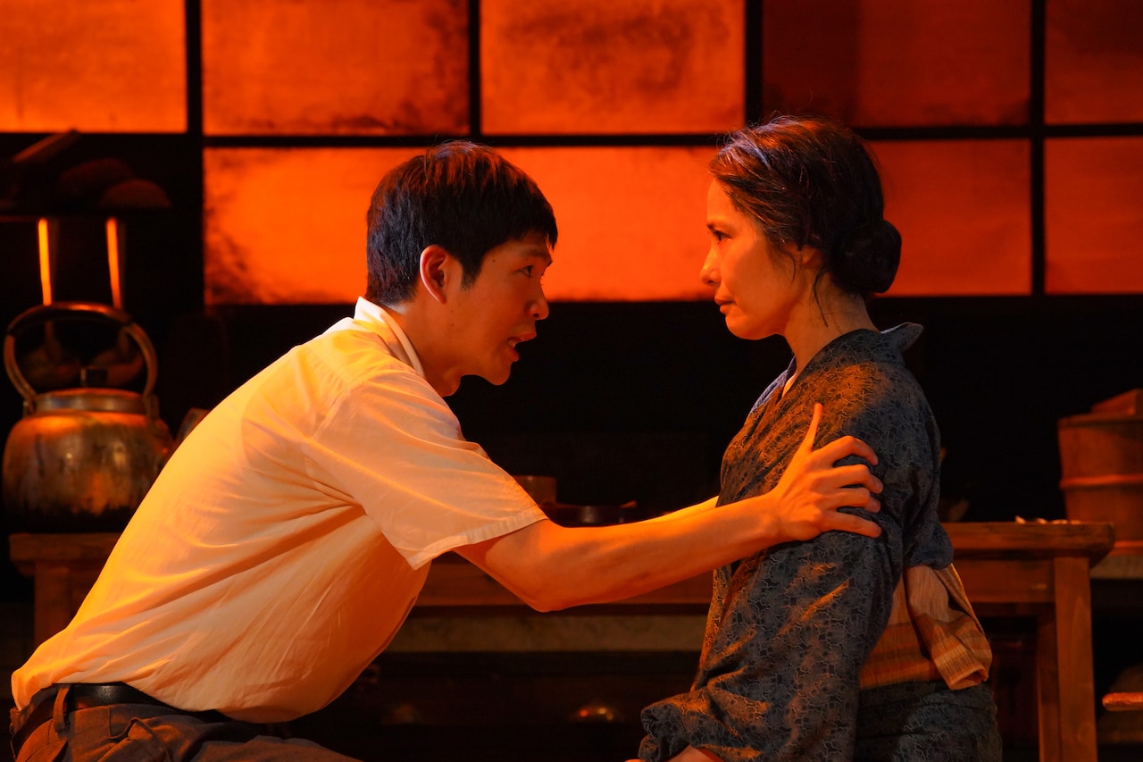 変わることを恐れず演じる、富田靖子＆松下洸平の「母と暮せば」開幕