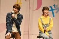 左から井阪郁巳、剛力彩芽。