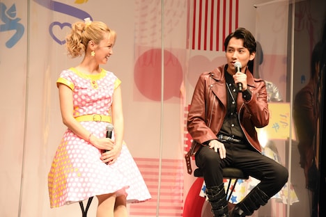 左からDream Ami、石井一彰。