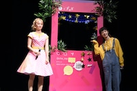 七夕仕様のパネルに、“願い”を書いた用紙を貼ったDream Ami（左）と剛力彩芽（右）。