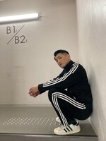 全身adidasでカッチリと。鋭い眼光は稽古場でも健在。