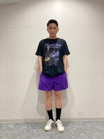Patagoniaのバギーズと「Purple Rain」Tシャツの組み合わせ。紫で合わせた見事なコーディネート。