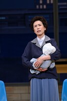 「松竹新喜劇 夏まつり特別公演 新作喜劇『愛の小荷物』」より。(c)松竹