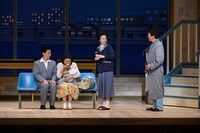 「松竹新喜劇 夏まつり特別公演 新作喜劇『愛の小荷物』」より。(c)松竹