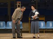 「松竹新喜劇 夏まつり特別公演 新作喜劇『愛の小荷物』」より。(c)松竹