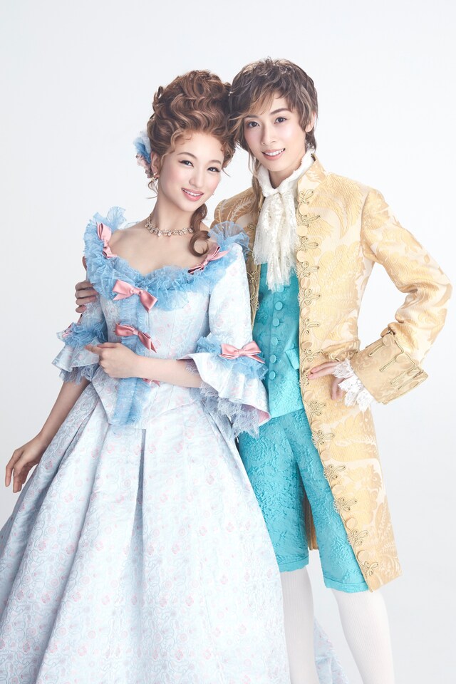 ミュージカル「マドモアゼル・モーツァルト」に出演する華優希（左）、明日海りおの扮装ビジュアル。