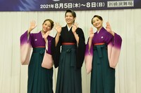 左から千咲えみ、楊琳、舞美りら。