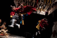 烏丸ストロークロックと祭「祝・祝日」より。（撮影：井上嘉和）