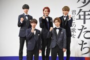 HiHi Jetsのメンバー。前列左から井上瑞稀、高橋優斗。後列左から作間龍斗、橋本涼、猪狩蒼弥。
