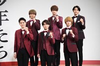 美 少年のメンバー。前列左から岩崎大昇、那須雄登、佐藤龍我。後列左から藤井直樹、浮所飛貴、金指一世。