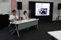 左から河村竜也、相馬千秋。