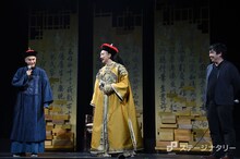 中村蒼（左）の発言に、照れ笑いを浮かべる佐々木蔵之介（中央）と、それを見つめる阿部修英（右）。